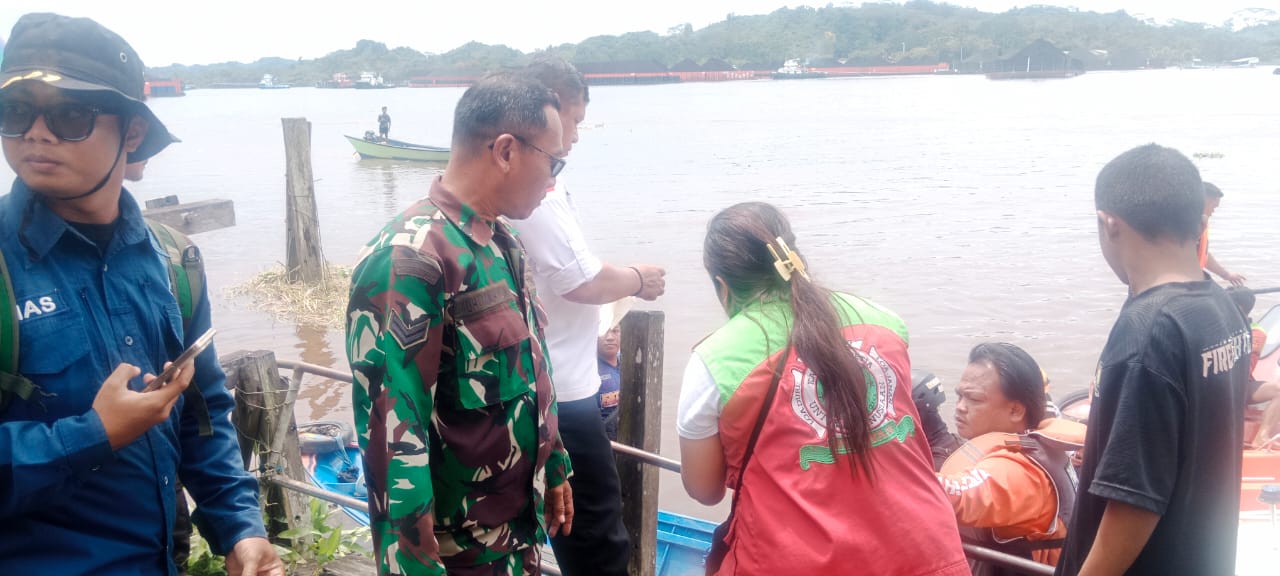 Babinsa Koramil 0901-03/Samarinda Seberang Bantu Evakuasi Jenazah Anak, Korban Tenggelam