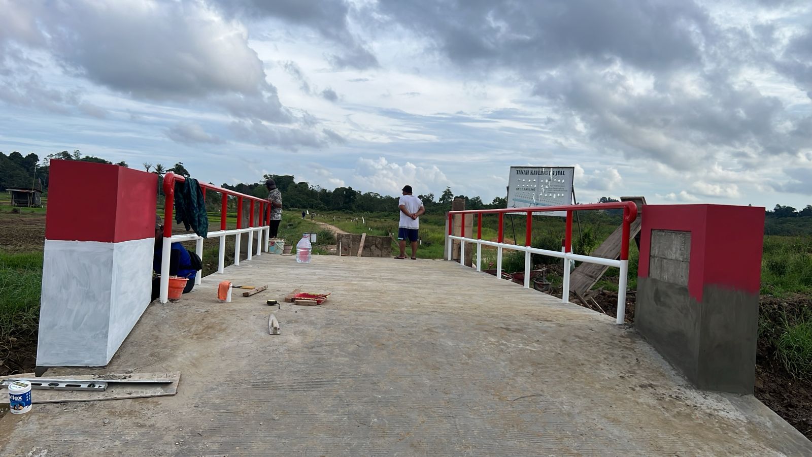 PEMBANGUNAN JEMBATAN BETON GARUDA DI KELURAHAN RAWA MAKMUR TERUS BERLANJUT