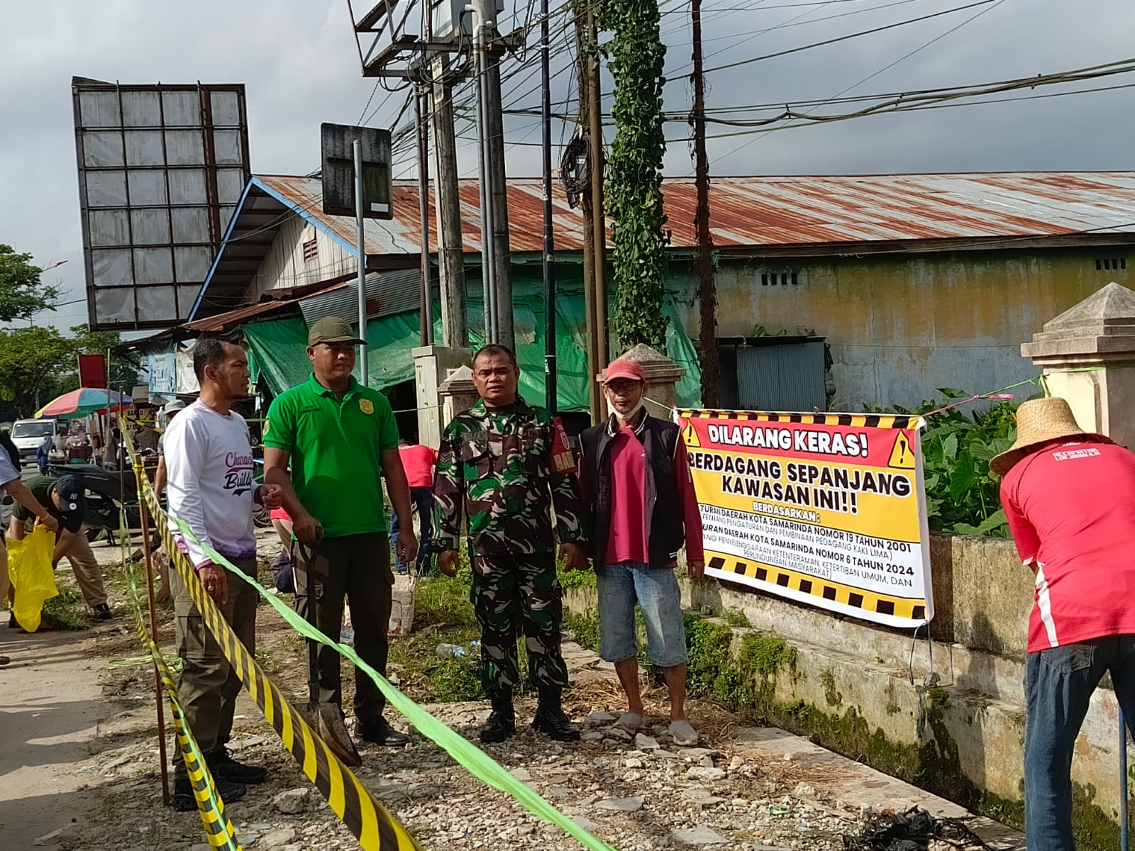 Babinsa Koramil 0901-03/Samarinda Seberang Pimpin Gotong Royong Pembersihan Parit Bersama Warga