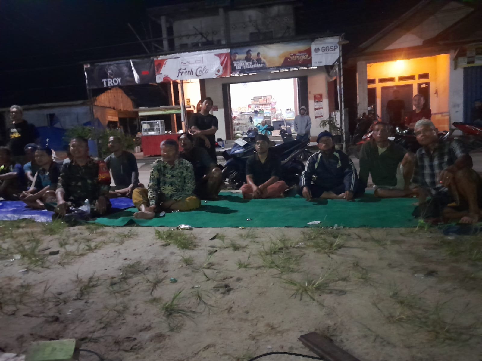Babinsa Sempaja Selatan Monitoring Kegiatan Nonton Bareng Bola Gembira Laga Pembuka