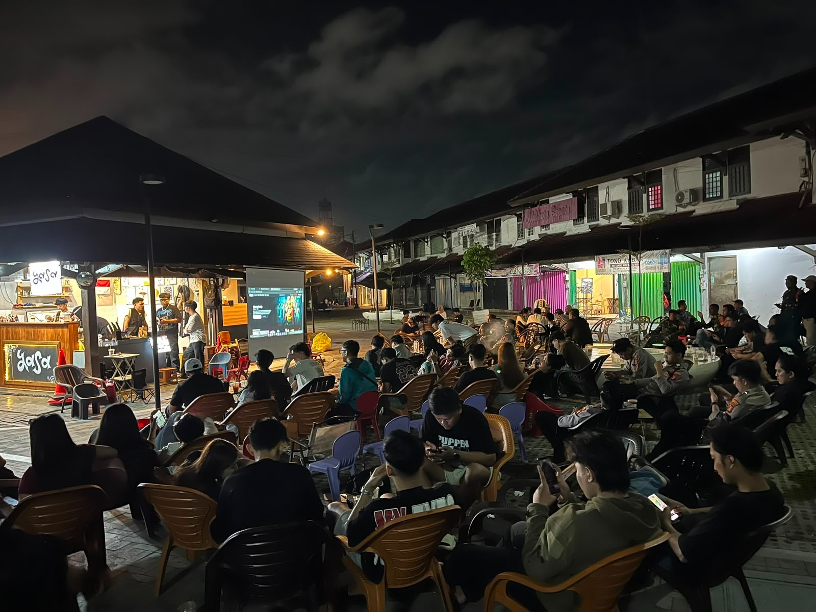 Babinsa Koramil 0901-02/SPNG Monitoring Nobar Piala Dunia 2026 di Kawasan Citra Niaga