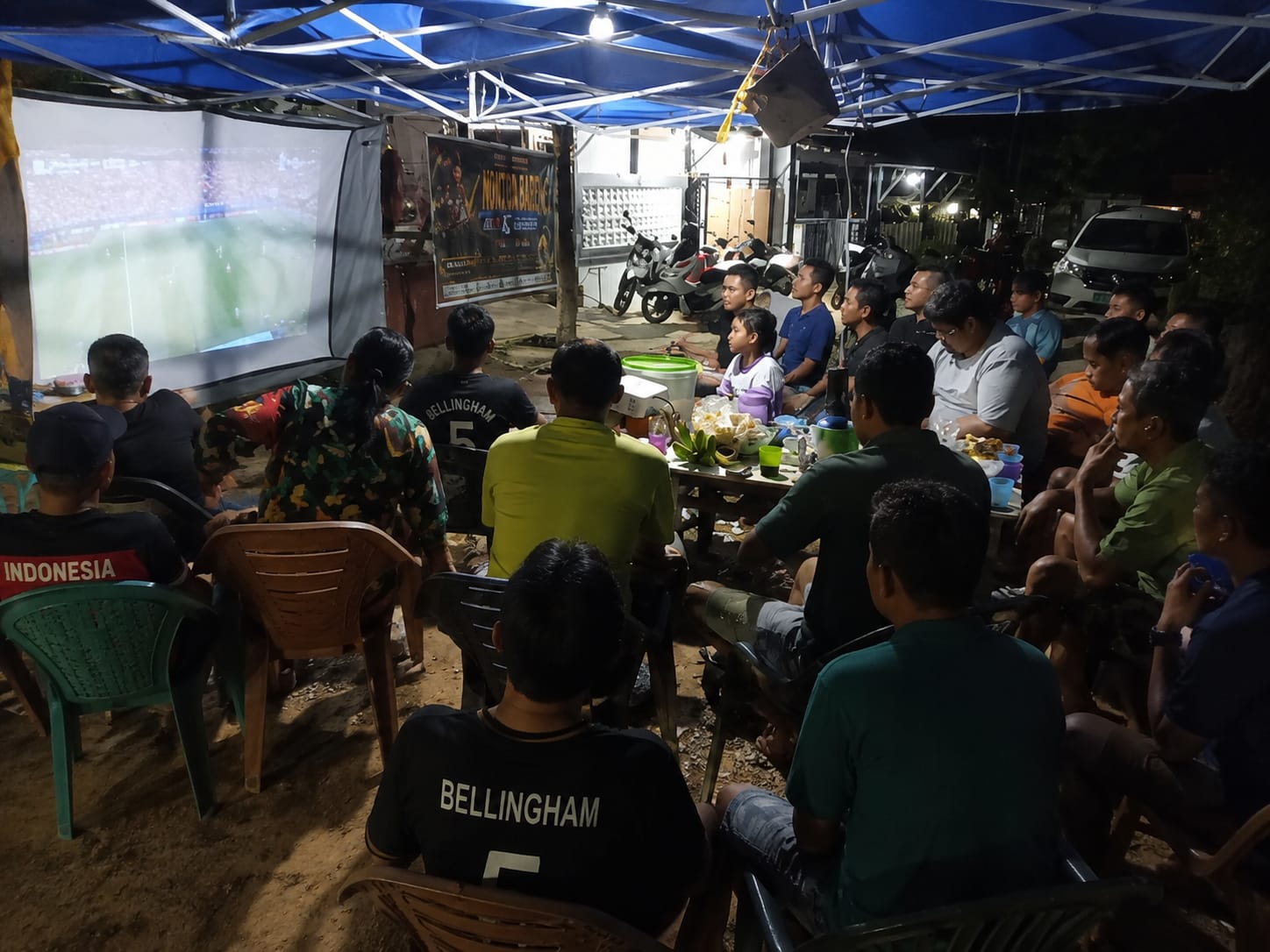 Keharmonisan Babinsa Menonton Bola Bersama Warga, Pererat Kemanunggalan TNI dan Rakyat