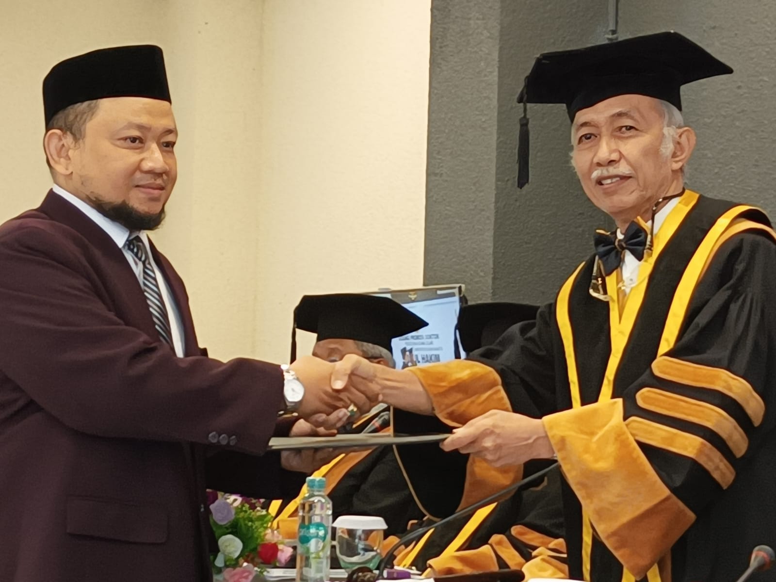 Promovendus Abdul Hakim Di hadapan 6 Profesor, Mampu Menjelaskan Disertasinya Dengan Baik