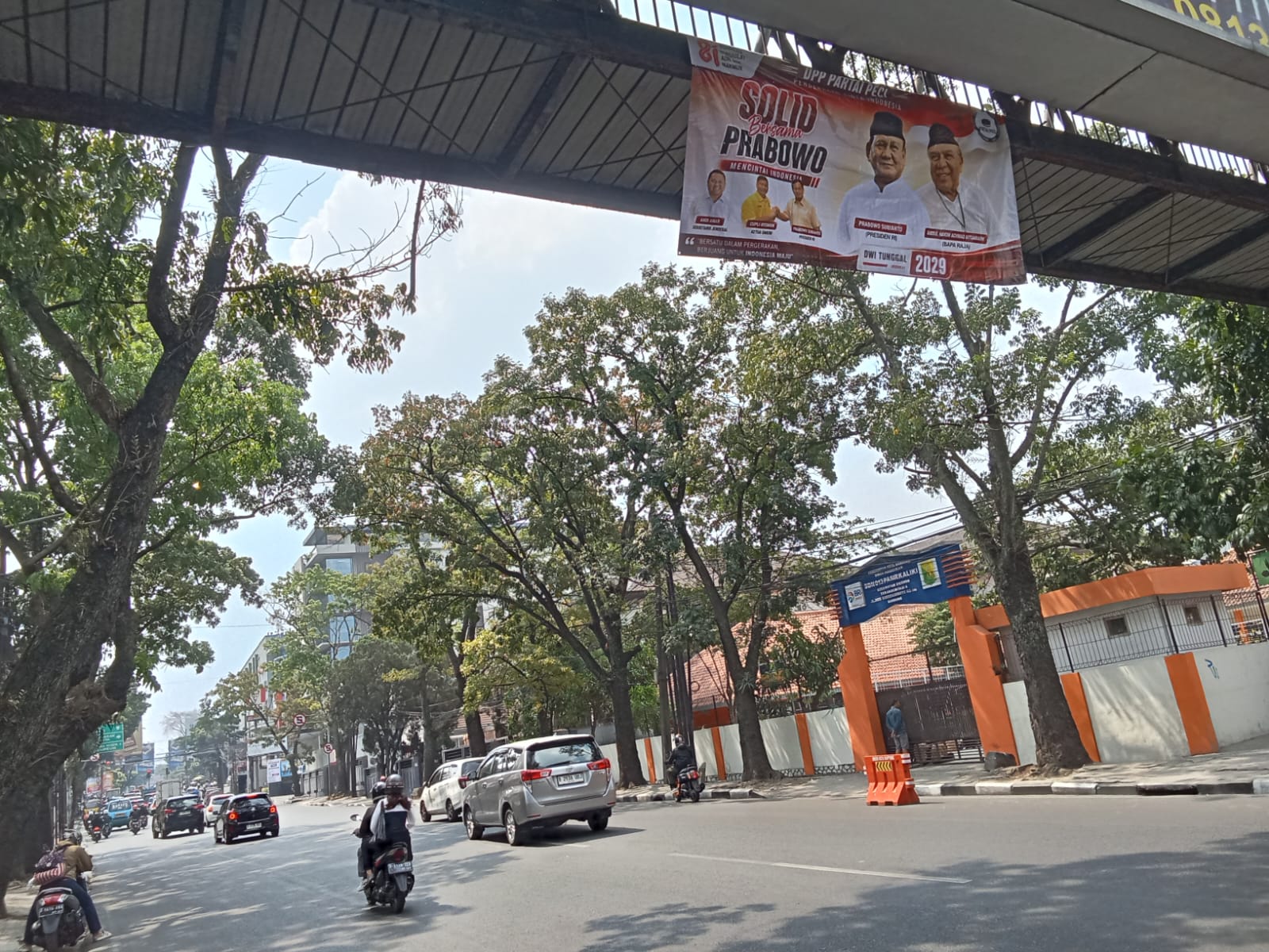Sambut HUT RI, Spanduk Partai Peci dukung Prabowo - AHA Aituarauw Bertebaran di Kota Bandung 