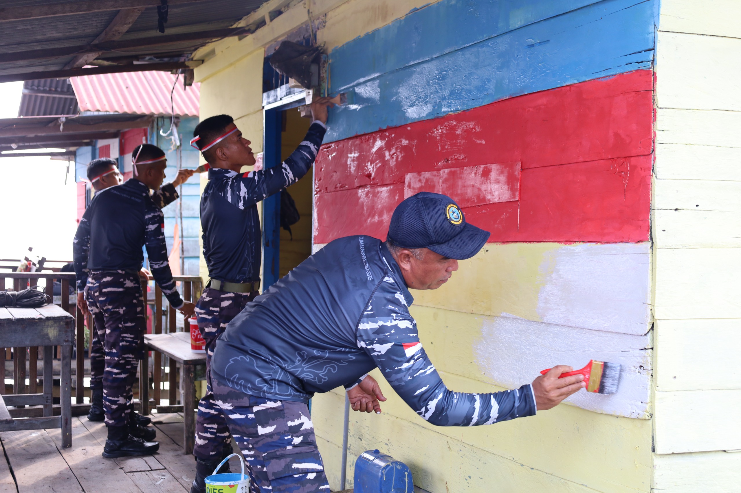 Hadirkan Semangat Pengabdian di Kampung Nelayan, Danlanal Dumai Pimpin Aksi Bakti Sosial dan Bersih 
