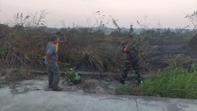 Babinsa Kodim 0901/Samarinda Bantu Padamkan Kebakaran Lahan di Bengkuring Babinsa Kodim 0901/Samarinda Bantu Padamkan Kebakaran Lahan di Bengkuring
