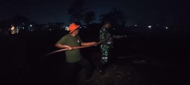 Babinsa Koramil 0901-05/Samarinda Utara Bersama Relawan Balakar Padamkan Kebakaran Lahan di Sungai Babinsa Koramil 0901-05/Samarinda Utara Bersama Relawan Balakar Padamkan Kebakaran Lahan di Sungai