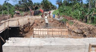 Pekerjaan Terus Di Kebut Jembatan Beton Garuda di Kelurahan Budaya Pampang
