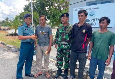 Lanal Dabo Singkep Berikan Tali Asih Kepada ABK KM Handayani Korban Kecelakaan Laut