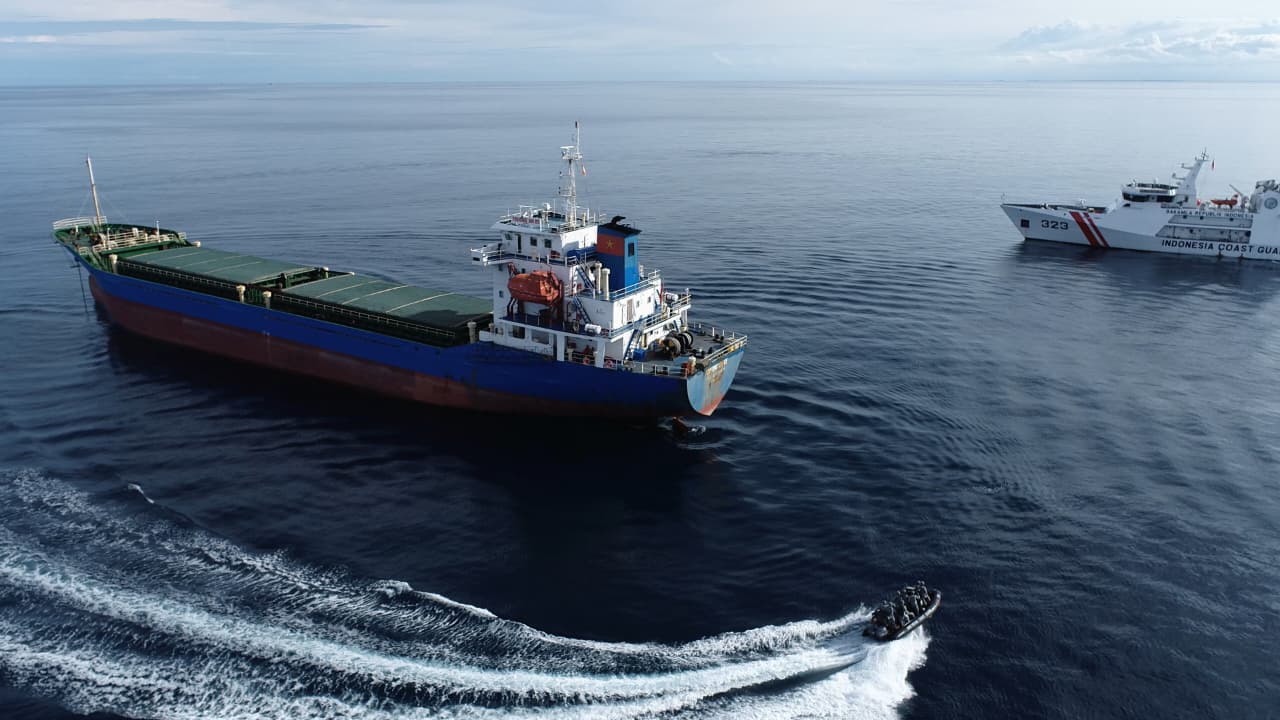 Bakamla RI Periksa Kapal Asing Asal Vietnam di Selat Malaka