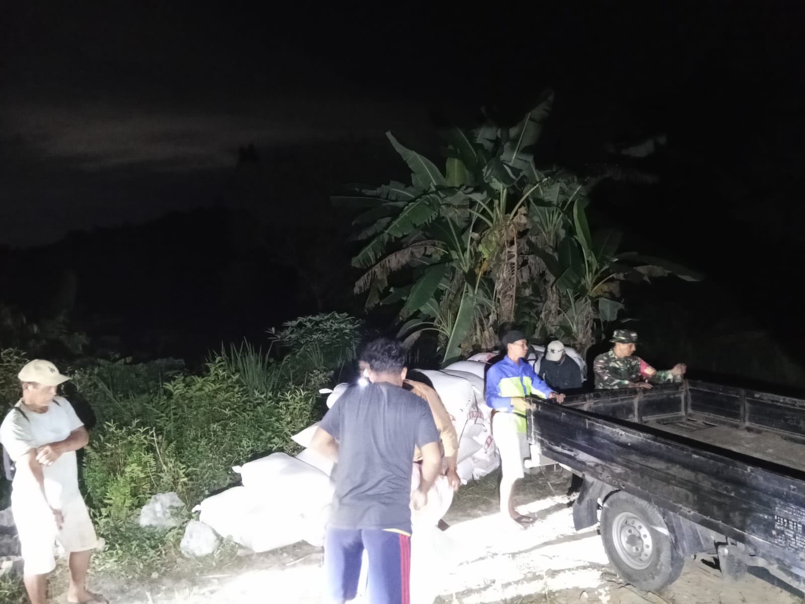 Babinsa Koramil 0901-05/Samarinda Utara Dampingi Penyerapan Padi hingga Larut Malam