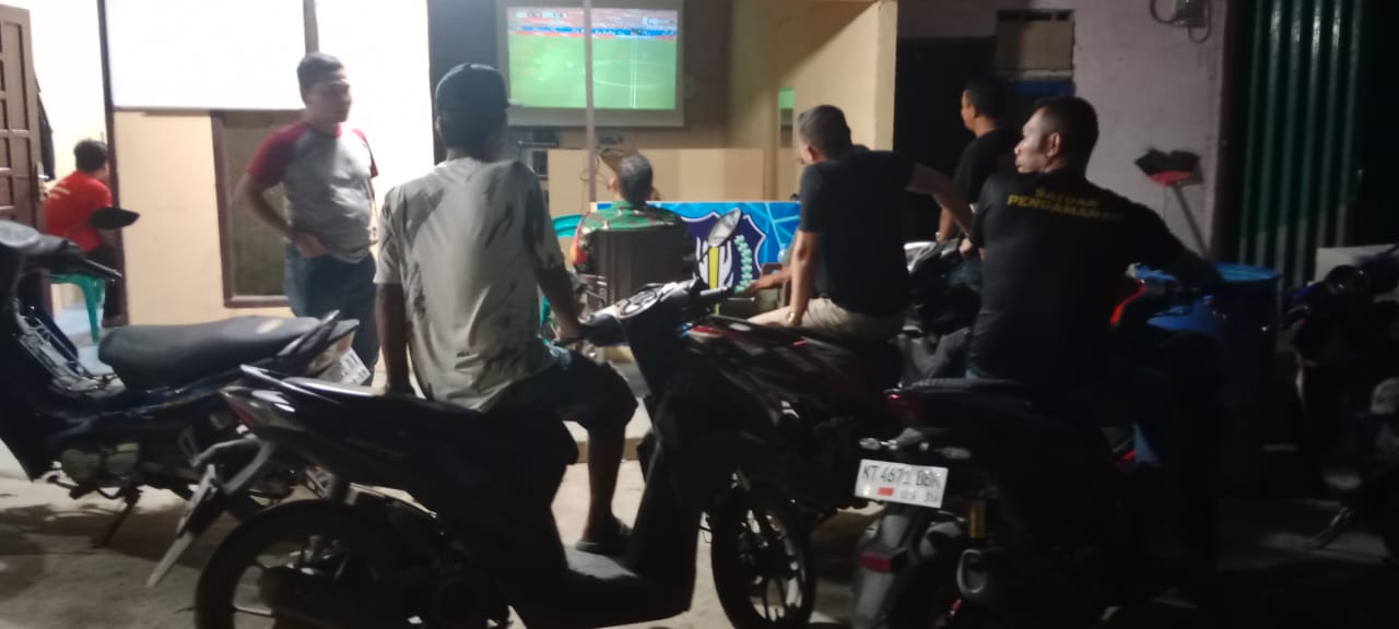Babinsa Koramil 0901-03/Samarinda Seberang Monitoring Nobar Sepak Bola Gembira Piala Dunia