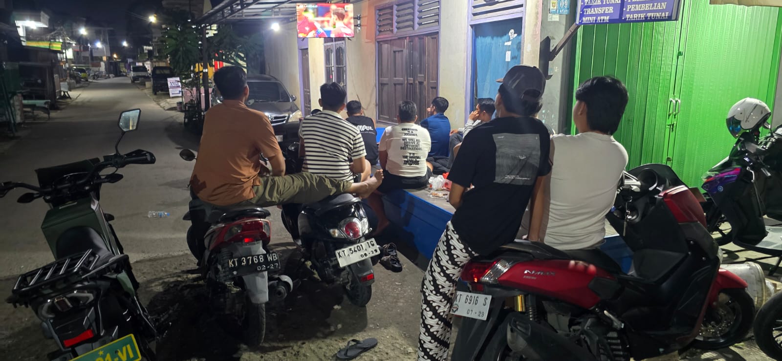 Babinsa Kelurahan Mesjid Hadiri Nobar Gembira Piala Dunia 2026 Bersama Warga