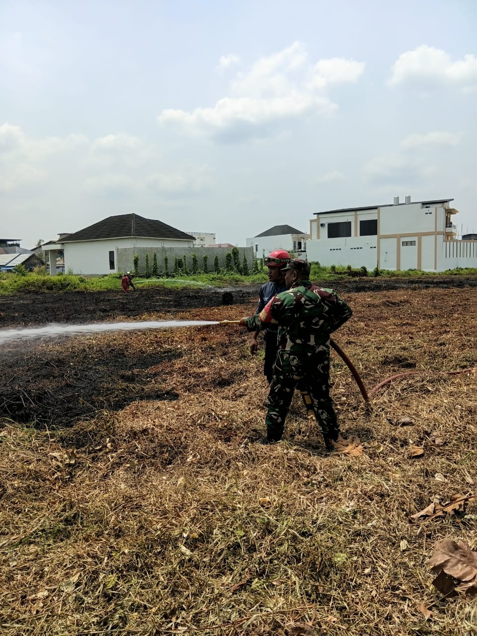 Babinsa Sungai Keledang Bersama Damkar Padamkan Kebakaran Lahan