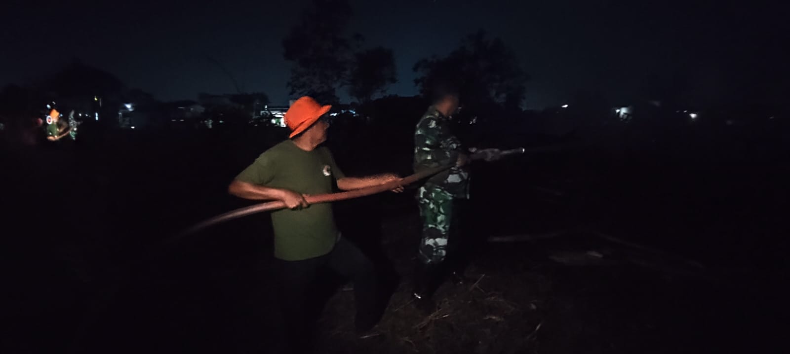 Babinsa Koramil 0901-05/Samarinda Utara  Bersama Relawan Balakar Padamkan Kebakaran Lahan di Sungai 