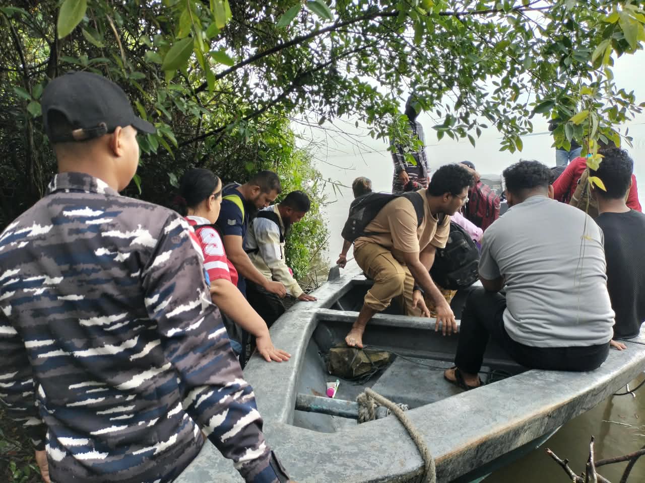 Gerak Cepat Tim Quick Rerspon Lanal Dumai Gagalkan _Illegal Entry_, 16 Orang dan Satu Speed Boat Ber