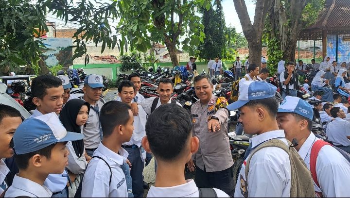 Peduli Generasi Muda, Bhabinkamtibmas Cibubur Edukasi Pelajar SMKN 52 Tentang Bahaya Narkoba dan Ter