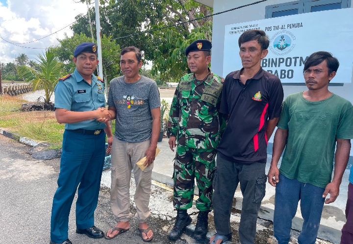 Lanal Dabo Singkep Berikan Tali Asih Kepada ABK KM Handayani Korban Kecelakaan Laut