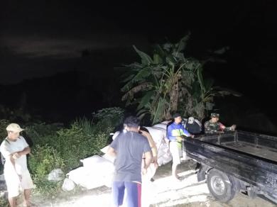 Babinsa Koramil 0901-05/Samarinda Utara Dampingi Penyerapan Padi hingga Larut Malam