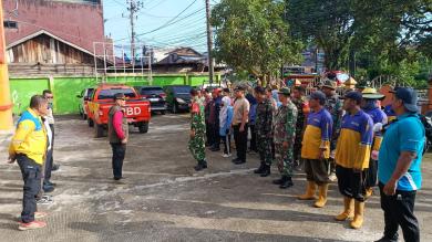 Babinsa Bersama Warga Gotong Royong Bersihkan Drainase, Wujud Keharmonisan TNI dengan Masyarakat Babinsa Bersama Warga Gotong Royong Bersihkan Drainase, Wujud Keharmonisan TNI dengan Masyarakat