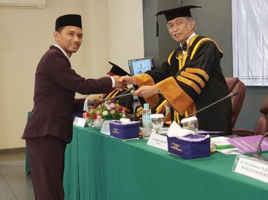 Dihadapkan 8 Professor, Mohammad Furqon Sukses Meraih Gelar Doktor Pendidikan Agama Islam Dihadapkan 8 Professor, Mohammad Furqon Sukses Meraih Gelar Doktor Pendidikan Agama Islam
