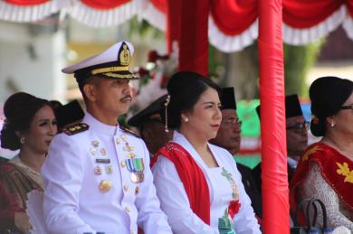 Lanal Nias Pukau Tamu Undangan di Upacara HUT Ke-81 RI, Komandan Lanal Bersama Forkopimda Nias Selat Lanal Nias Pukau Tamu Undangan di Upacara HUT Ke-81 RI, Komandan Lanal Bersama Forkopimda Nias Selat