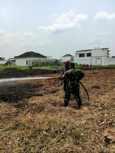 Babinsa Sungai Keledang Bersama Damkar Padamkan Kebakaran Lahan