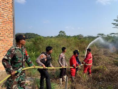 Babinsa Koramil 0901-4/Palaran Bantu Padamkan Kebakaran Lahan Seluas 2,5 Hektare di Simpang Pasir