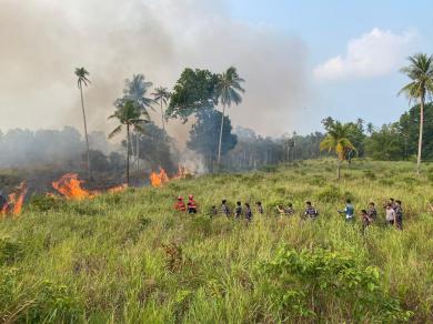 Lanal Ranai Bersinergi Padamkan Kebakaran Lahan Gambut ± 30 Hektar di Cemaga Tengah