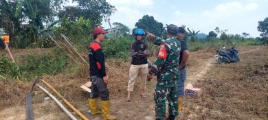 BABINSA KORAMIL 0901-02/SPNG TERJUN PADAMKAN KEBAKARAN LAHAN DI GUNUNG LINGAI