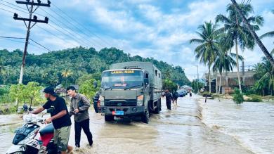 Pangkalan TNI AL Nias Gerak Cepat Bantu Warga Terdampak Banjir di Teluk Dalam Nias Selatan Pangkalan TNI AL Nias Gerak Cepat Bantu Warga Terdampak Banjir di Teluk Dalam Nias Selatan