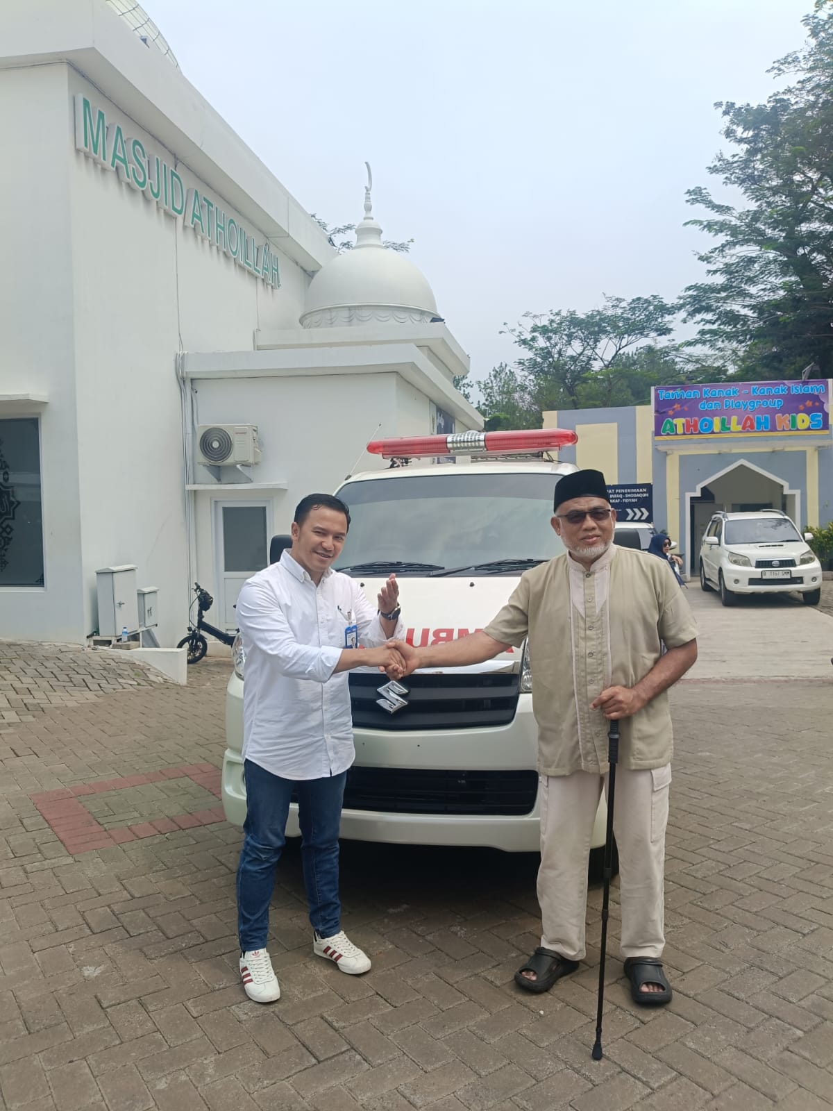 BRI KC Cibubur Dukung Layanan Sosial Yayasan Al-Atholillah Lewat Bantuan Ambulans