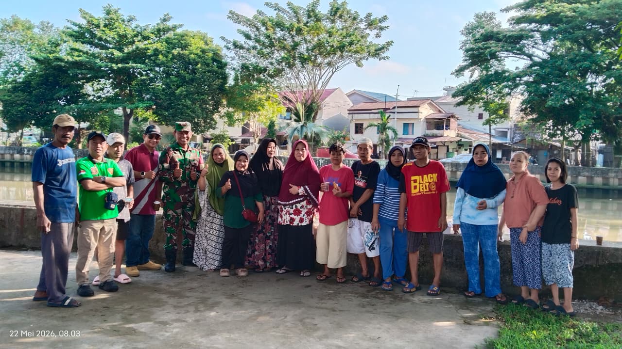 Babinsa Koramil 0901-02/SPNG Ikut Hadir Gotong Royong Gerakan Indonesia Asri di Sungai Pinang Luar, Babinsa Koramil 0901-02/SPNG Ikut Hadir Gotong Royong Gerakan Indonesia Asri di Sungai Pinang Luar,