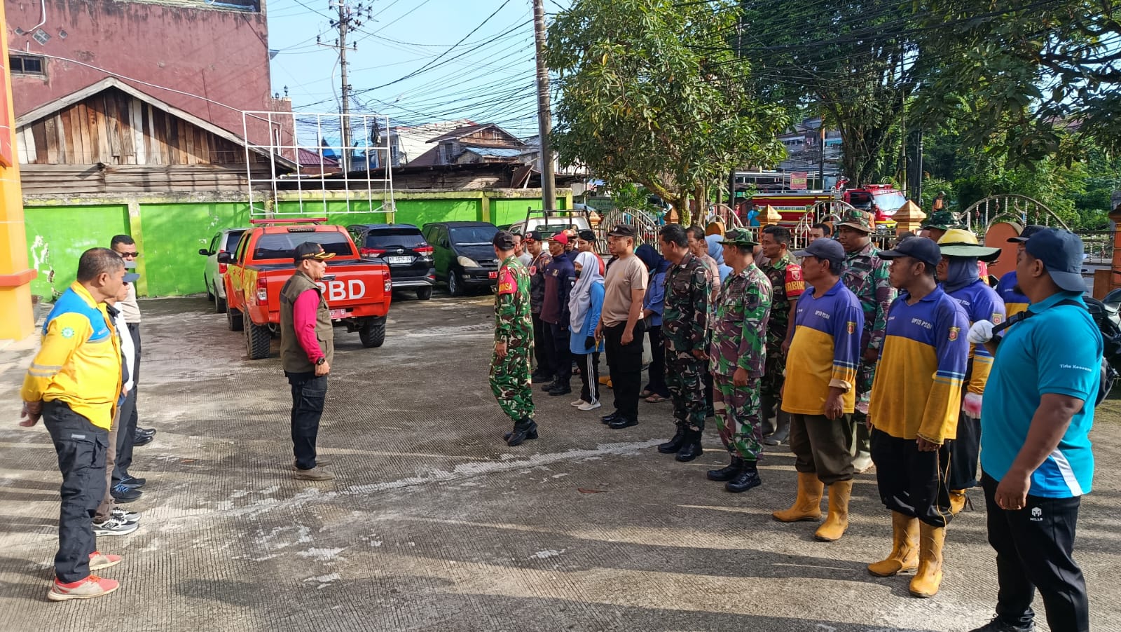 Babinsa Bersama Warga Gotong Royong Bersihkan Drainase, Wujud Keharmonisan TNI dengan Masyarakat Babinsa Bersama Warga Gotong Royong Bersihkan Drainase, Wujud Keharmonisan TNI dengan Masyarakat