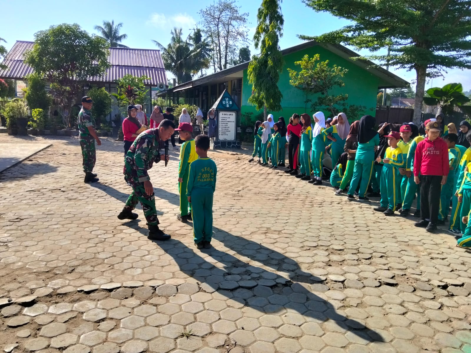 Koramil 0901-04/Palaran Tanamkan Disiplin Sejak Dini Melalui Kegiatan MPLS di SDN 003 Palaran