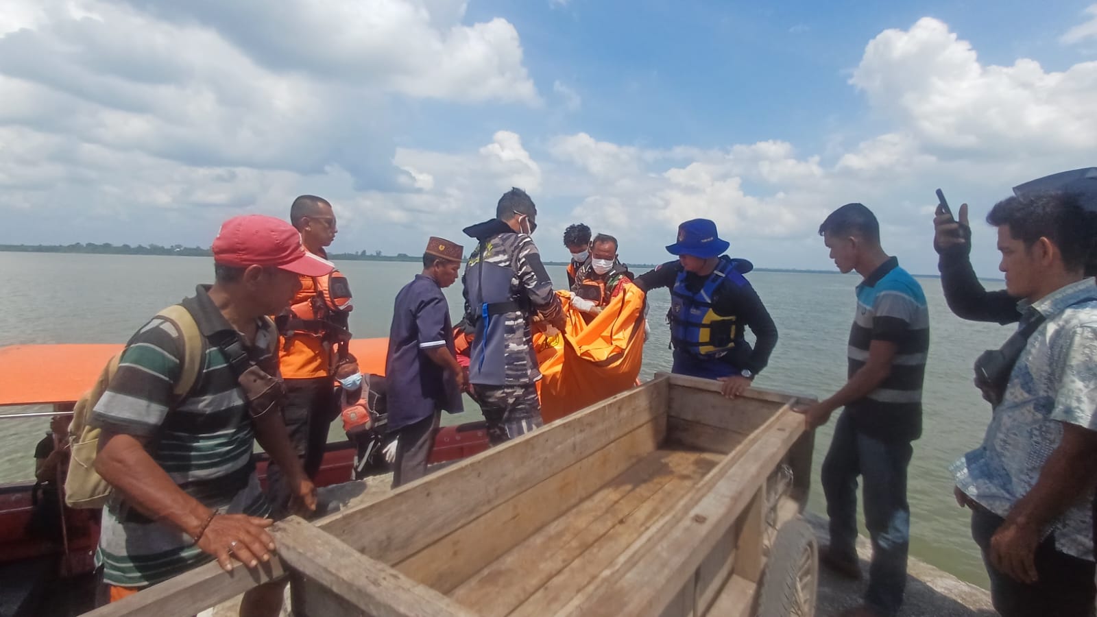 Respons Cepat Pos TNI AL Selatpanjang Bersama Tim SAR Gabungan Berhasil Temukan Korban Respons Cepat Pos TNI AL Selatpanjang Bersama Tim SAR Gabungan Berhasil Temukan Korban