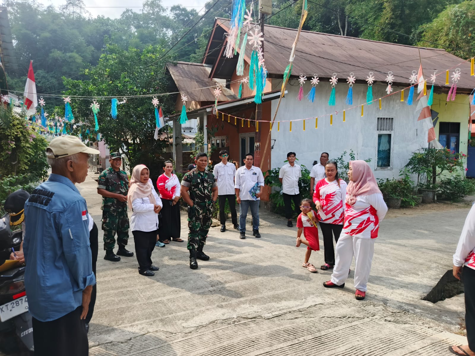 Danramil 0901-05/Samarinda Utara Hadiri Penilaian Kampung Merah Putih RT 07 Lempake