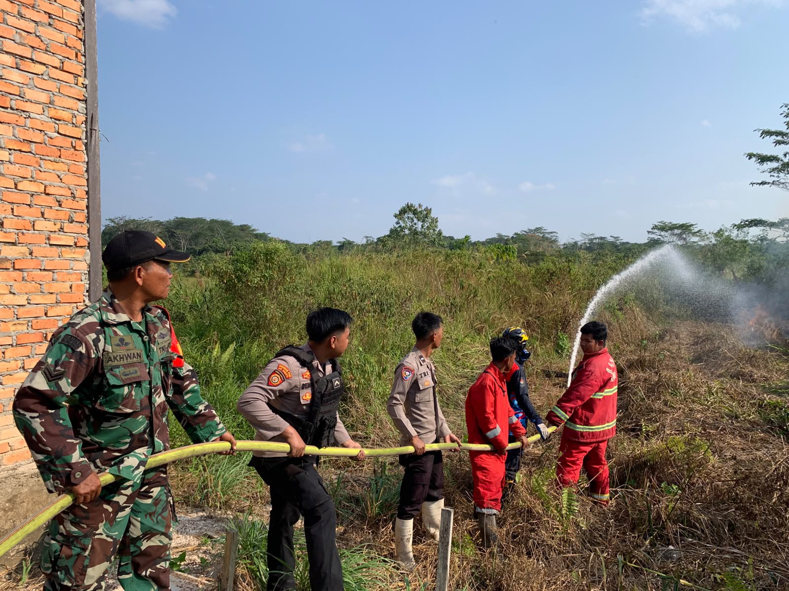 Babinsa Koramil 0901-4/Palaran Bantu Padamkan Kebakaran Lahan Seluas 2,5 Hektare di Simpang Pasir Babinsa Koramil 0901-4/Palaran Bantu Padamkan Kebakaran Lahan Seluas 2,5 Hektare di Simpang Pasir