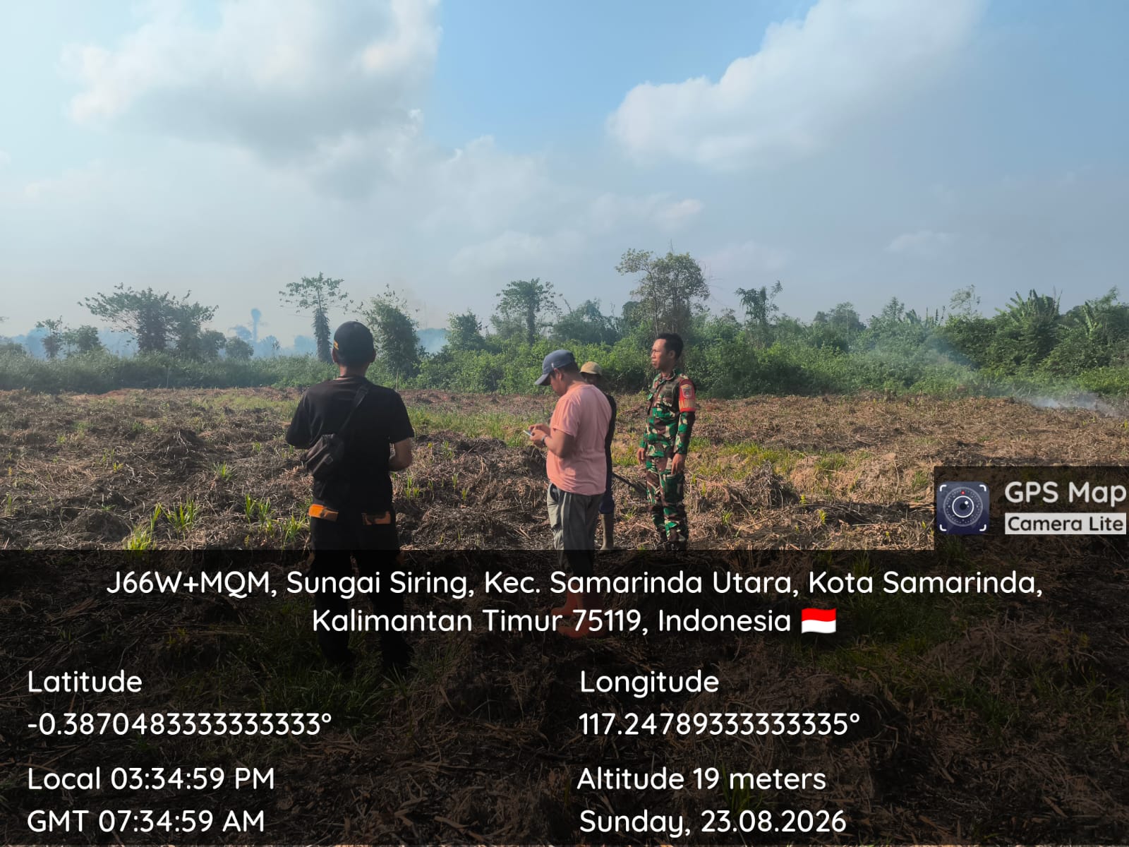 Babinsa Koramil 0901-05/Samarinda Utara Pantau Titik Asap di Wilayah Sungai Siring Babinsa Koramil 0901-05/Samarinda Utara Pantau Titik Asap di Wilayah Sungai Siring