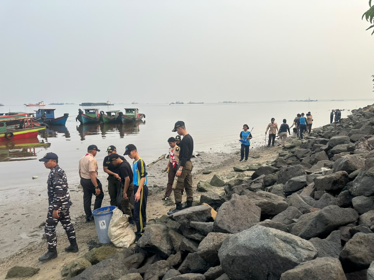 "Aku Cinta Laut" Satu Semangat, Satu Kepedulian : Lanal Dumai dan Generasi Muda Bersatu Jaga Pesisir "Aku Cinta Laut" Satu Semangat, Satu Kepedulian : Lanal Dumai dan Generasi Muda Bersatu Jaga Pesisir