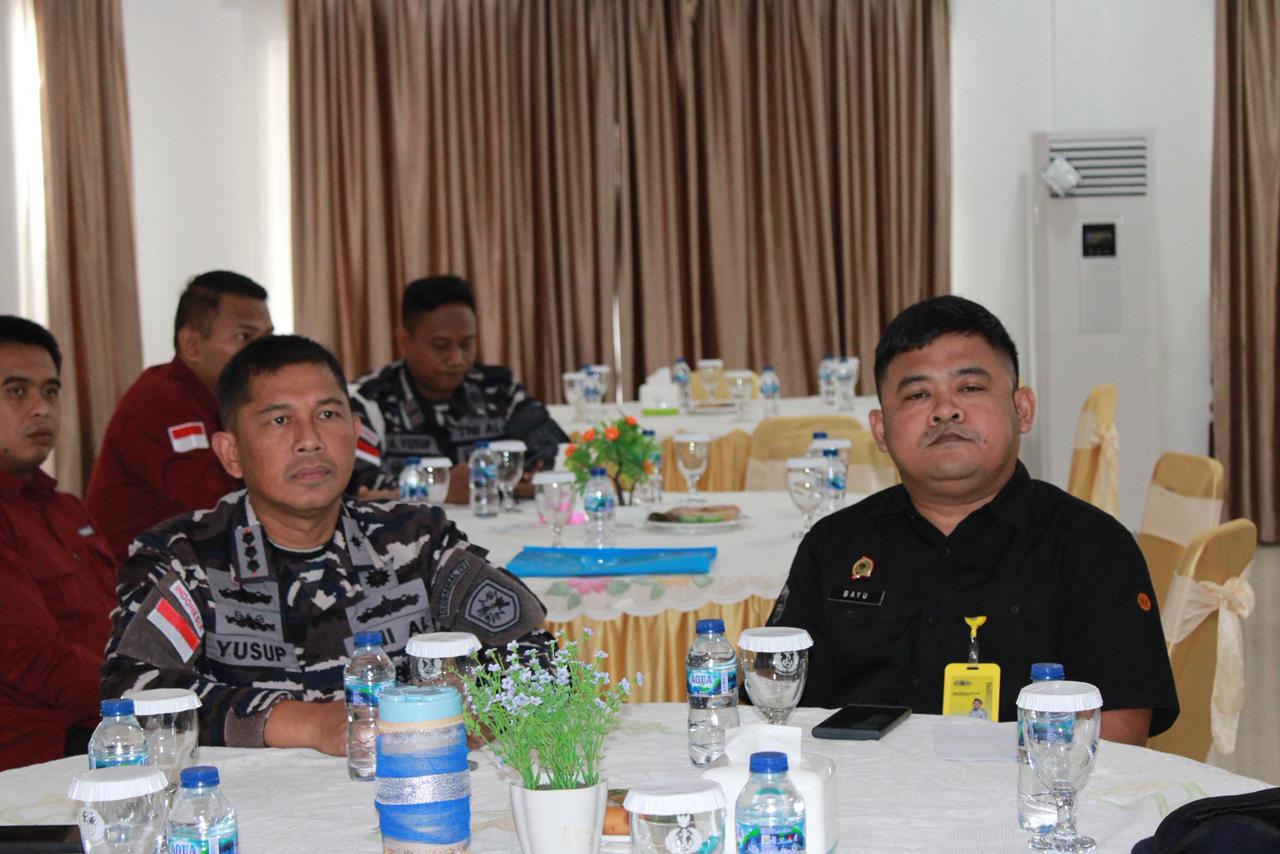 Komandan Lanal Ranai Terima Penyerahan Surat Alas Hak Tanah di Pulau Midai Komandan Lanal Ranai Terima Penyerahan Surat Alas Hak Tanah di Pulau Midai