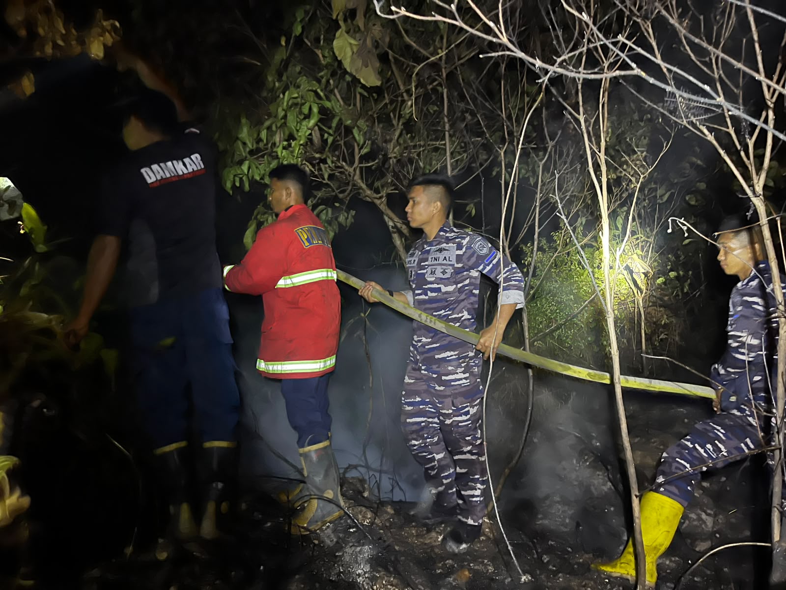 Prajurit Lanal Ranai Bantu Padamkan Kebakaran Lahan Prajurit Lanal Ranai Bantu Padamkan Kebakaran Lahan