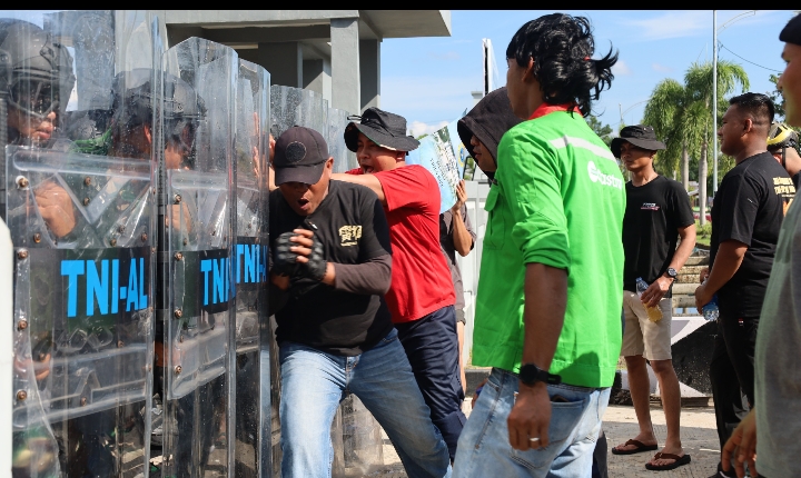 Aksi Unjuk Rasa Berujung Memanas, Prajurit Lanal Dumai Tunjukkan Profesionalisme Dalam Mengendalikan