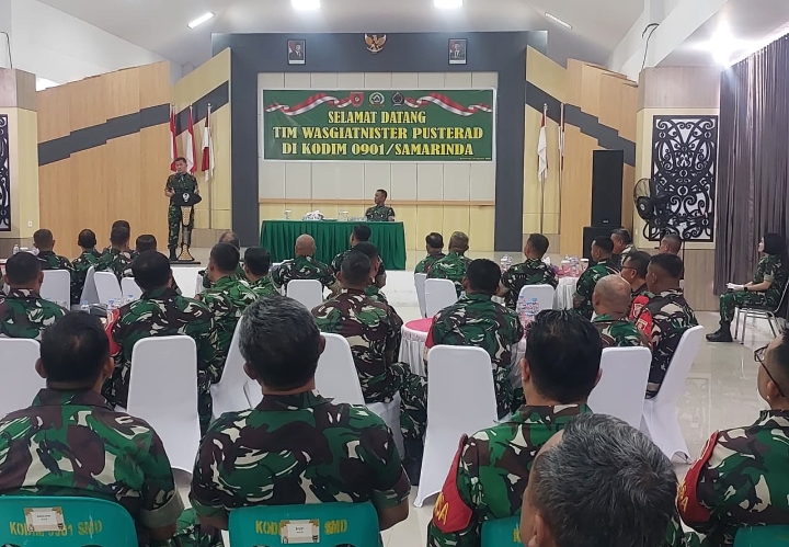 Inspektur Pusterad Berikan Pengarahan Wasgiatnister kepada Prajurit Kodim 0901/Samarinda Inspektur Pusterad Berikan Pengarahan Wasgiatnister kepada Prajurit Kodim 0901/Samarinda