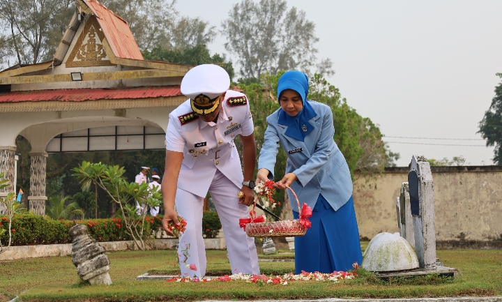 Sambut HUT Ke-81 TNI Angkatan Laut, Danlanal Dumai Pimpin Upacara Ziarah Rombongan Sambut HUT Ke-81 TNI Angkatan Laut, Danlanal Dumai Pimpin Upacara Ziarah Rombongan