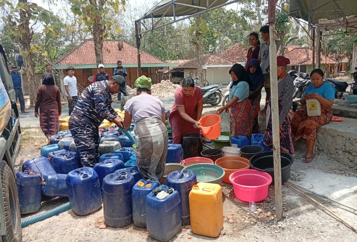 LANAL BATUPORON KEMBALI SALURKAN BANTUAN AIR BERSIH DI BANGKALAN LANAL BATUPORON KEMBALI SALURKAN BANTUAN AIR BERSIH DI BANGKALAN