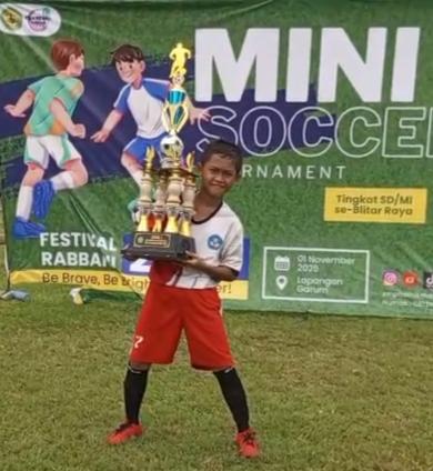 AKHTAR, BOCIL YATIM YANG SUKSES BOYONG SERTIFIKAT & TROPHY MINI SOCCER AKHTAR, BOCIL YATIM YANG SUKSES BOYONG SERTIFIKAT & TROPHY MINI SOCCER