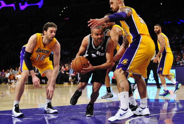 San Antonio Spurs Tundukan LA Lakers